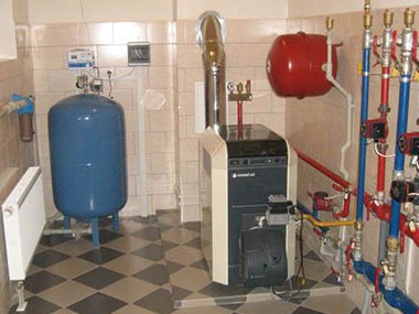 Голубой и Красный расширительные баки для систем отопления коттеджа
